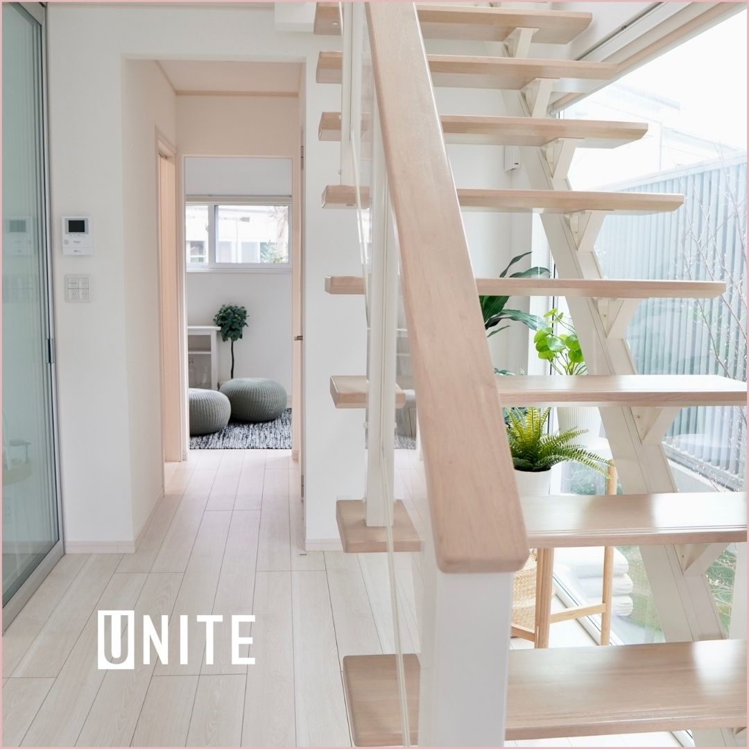 ストリップ階段でリビングルームを開放的に演出！一関市萩荘分譲住宅ではおしゃれなストリップ階段を設置しております！